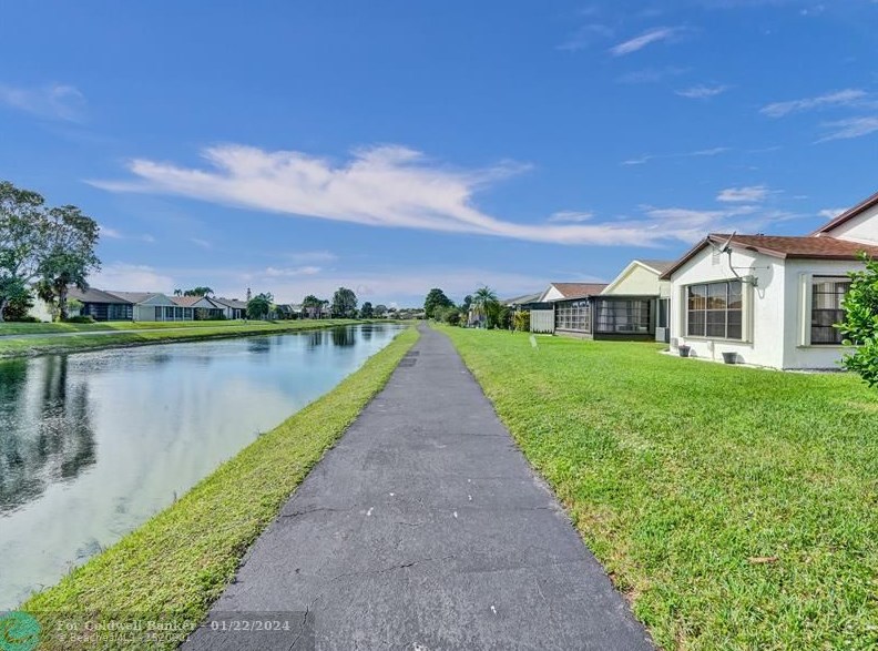 5094 Mirror Lakes Blvd, Boynton Beach FL  33472-1214 exterior