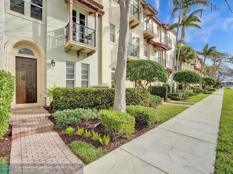 58 Via Floresta Dr, Boca Raton, FL 33487-1583