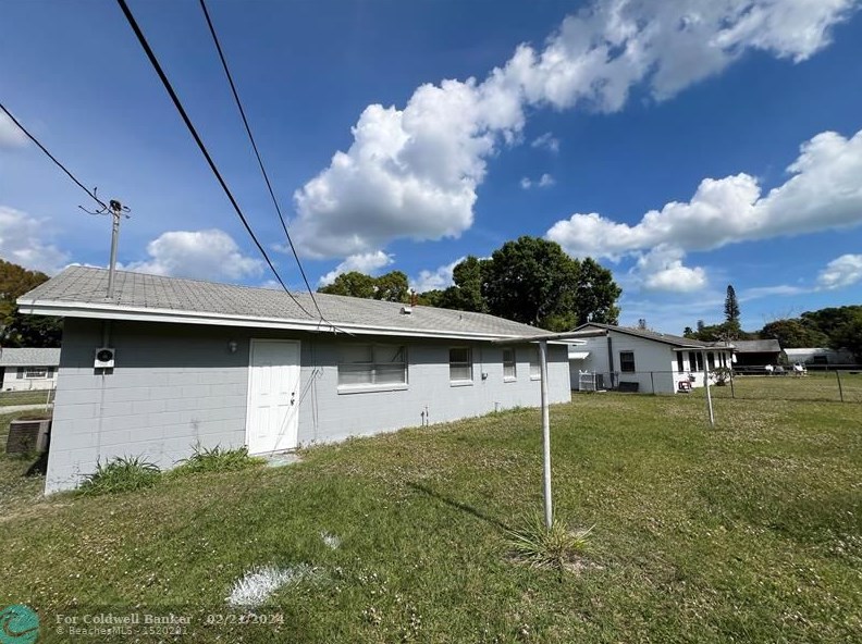 308 Essex Dr, Fort Pierce FL  34946-7102 exterior