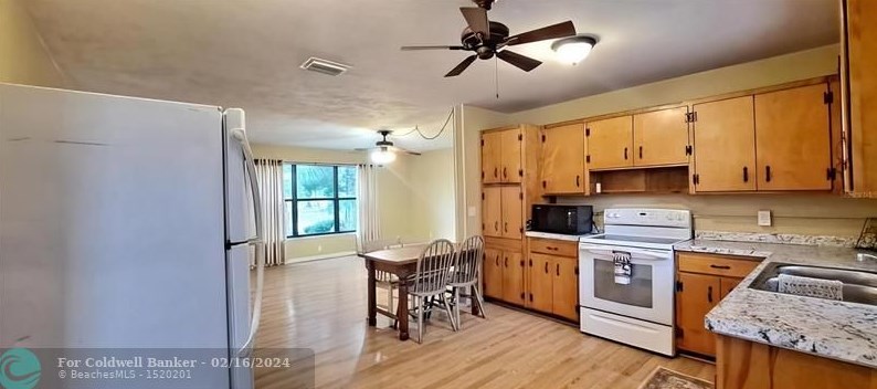 308 8 Dr, Okeechobee FL 34974-4543 exterior