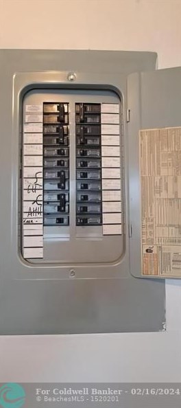 308 8 Dr, Okeechobee FL 34974-4543 exterior