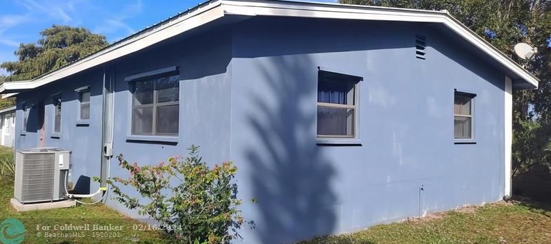 308 8 Dr, Okeechobee FL 34974-4543 exterior