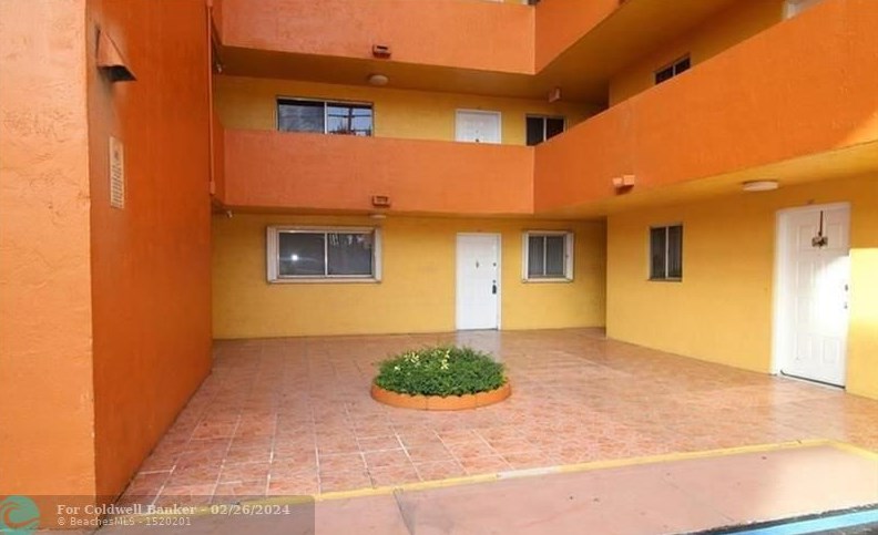 2735 W 52nd St #106, Hialeah, FL 33016