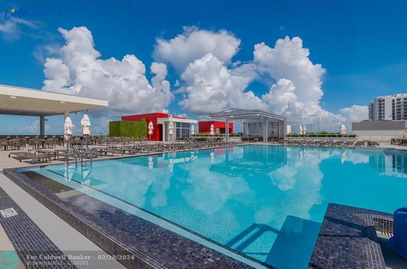 777 Ocean Dr, Hollywood FL  33019-2009 exterior