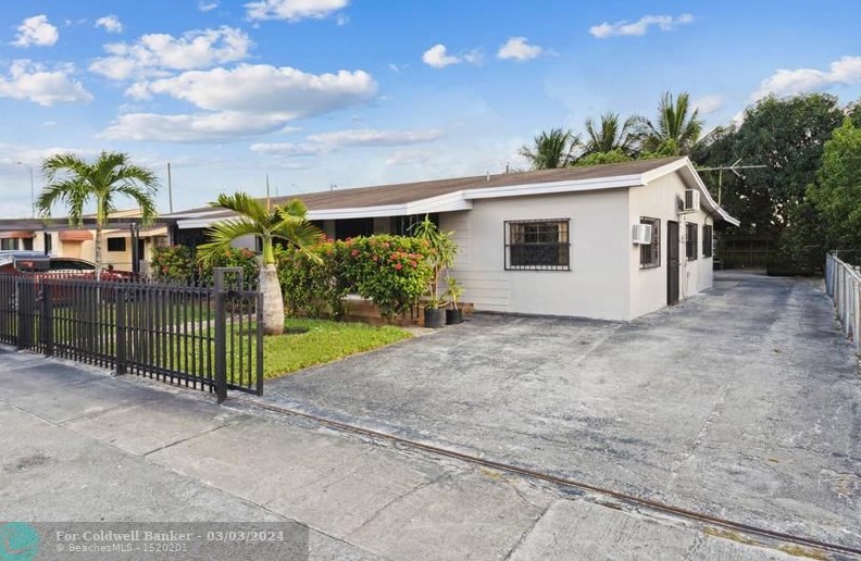 370 E 55th St, Hialeah, FL 33013