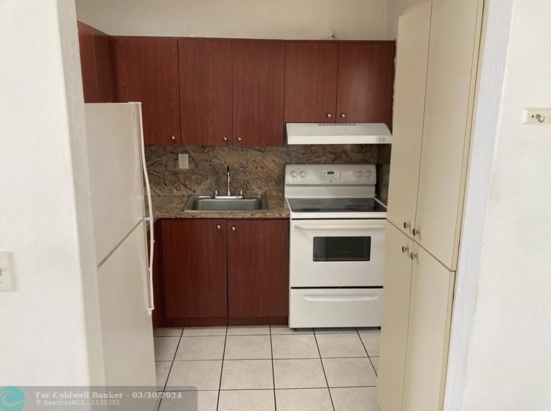475 1st Ave, Hialeah, FL 33010-4746