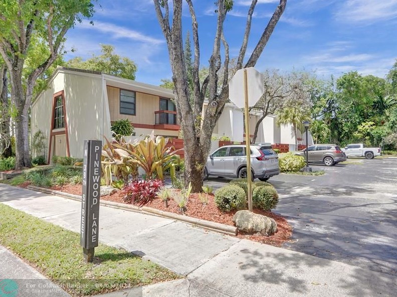 3902 Pinewood Ln, Hollywood, FL 33021-2038