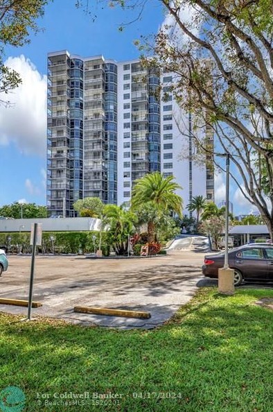 3375 Country Club Dr, Miami FL 33180-1651 exterior