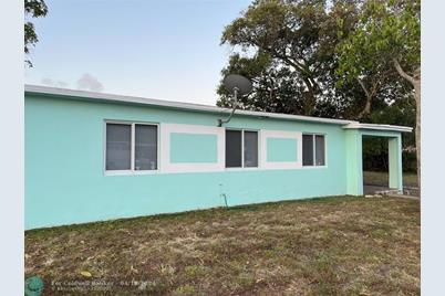 3020 NW 5th St - Photo 1
