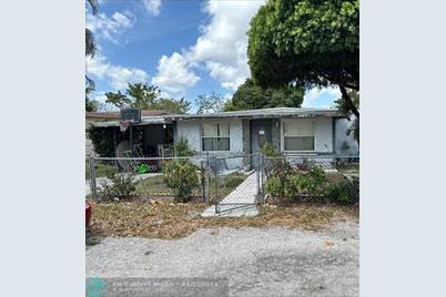 2351 NW 3rd St - Photo 1