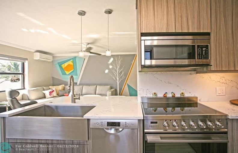 343 Palm St, Hollywood FL  33019-4509 exterior