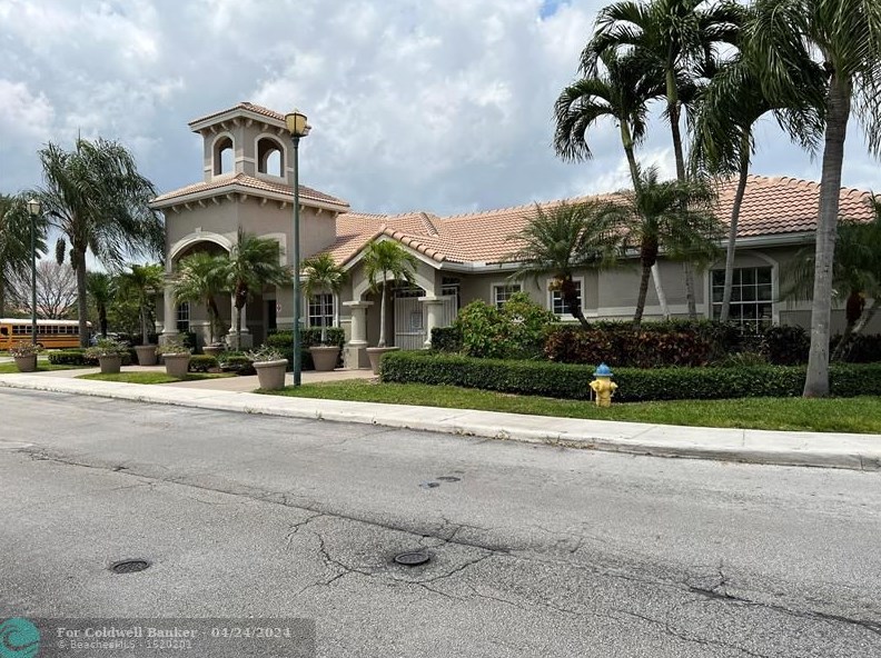 5065 Wiles Rd, Pompano Beach, FL