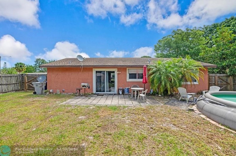 2065 7 Dr, Vero Beach FL  32962-7044 exterior