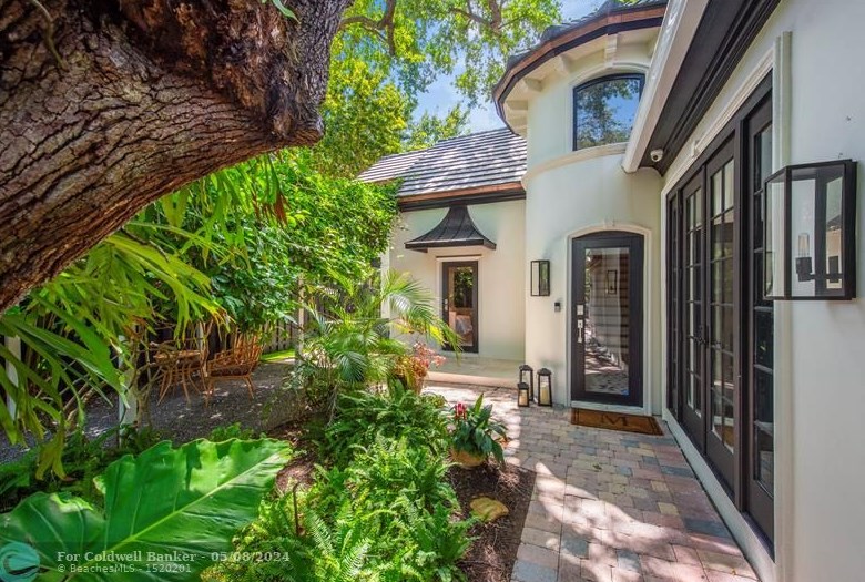 3660 Avocado Ave, Miami, FL 33133-6206