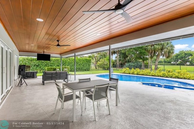 525 Muirfield Dr, Lake Worth FL  exterior