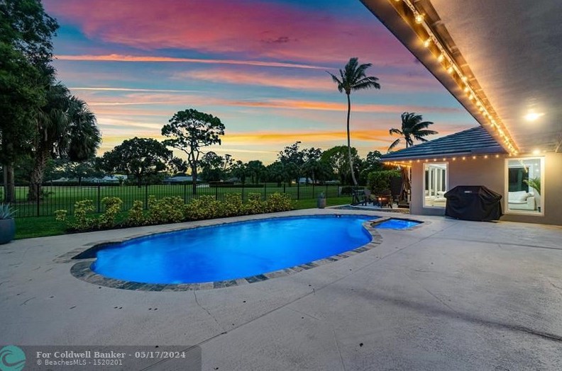 525 Muirfield Dr, Lake Worth FL  exterior