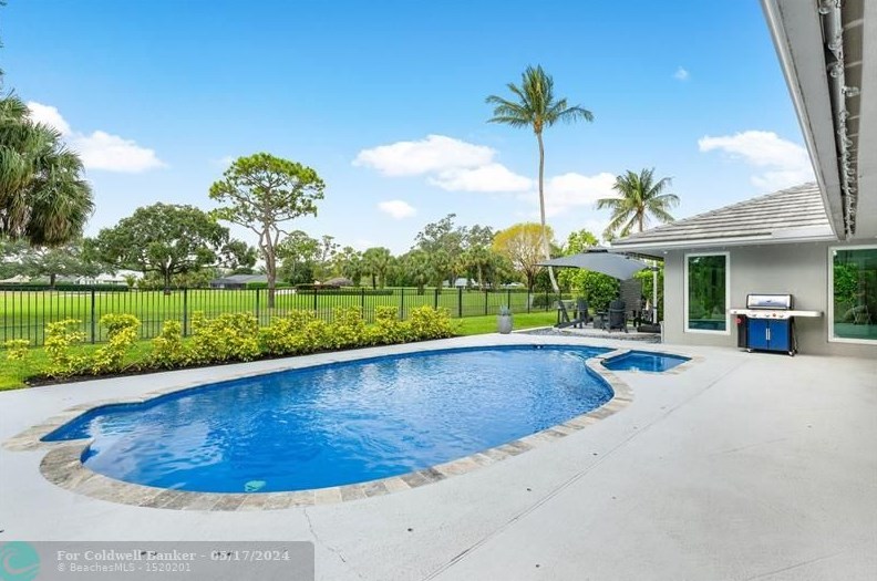 525 Muirfield Dr, Lake Worth FL  exterior