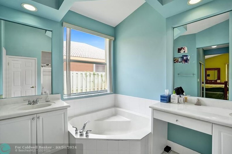 19390 29 Ct, Hollywood FL 33029-2473 exterior