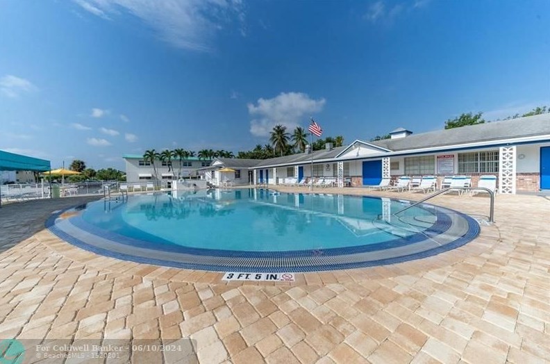 1451 12th Ct, Hollywood FL  33019-3260 exterior