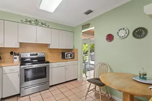 1577 NE 49th St, Oakland Park, FL 33334 - Photo 12