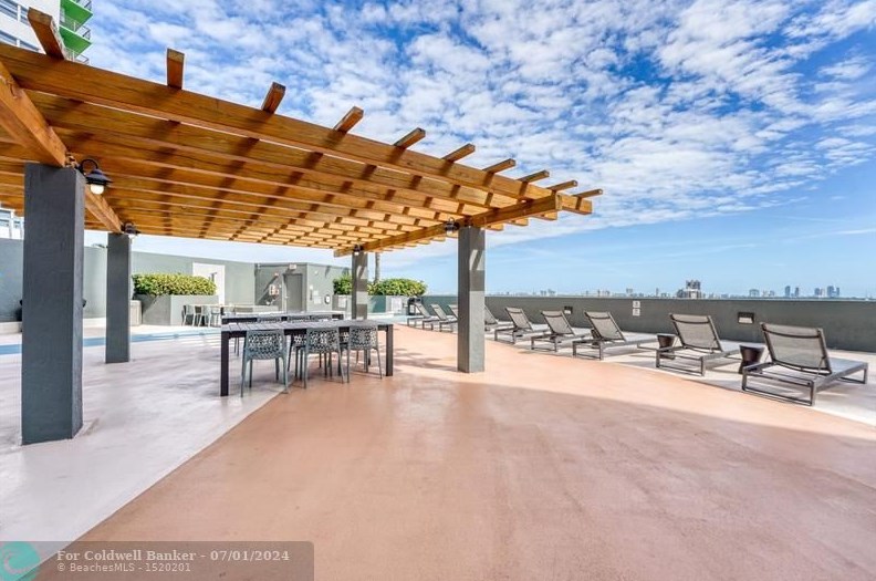 1750 Bayshore Dr, Miami FL 33132-3207 exterior