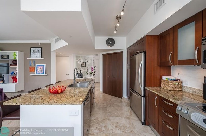 19900 E Country Club Dr #520, Miami, FL 33180