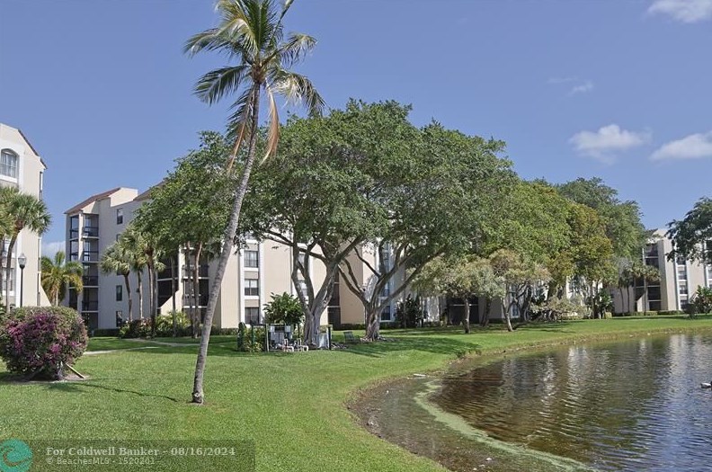 2025 Lavers Cir, Delray Beach FL  33444-7604 exterior