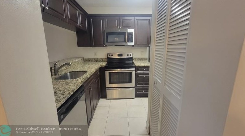 7205 Glenmoor Dr, West Palm Beach, FL 33409-2828
