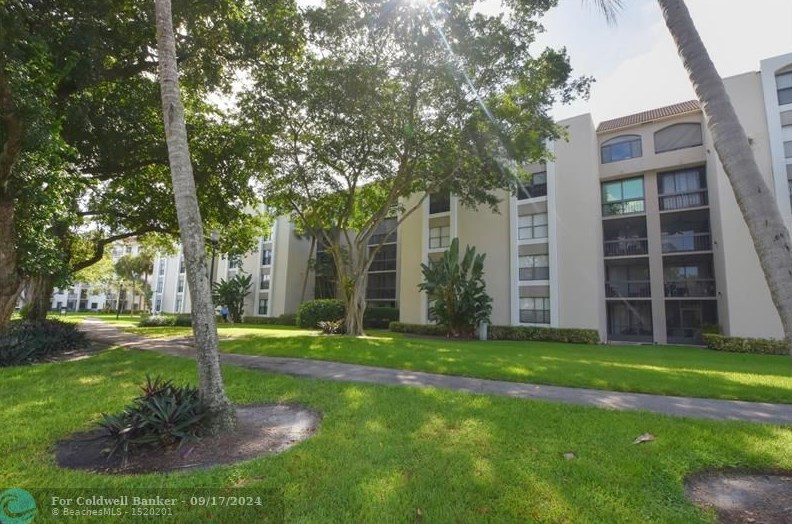2025 Lavers Cir, Delray Beach FL  33444-7604 exterior