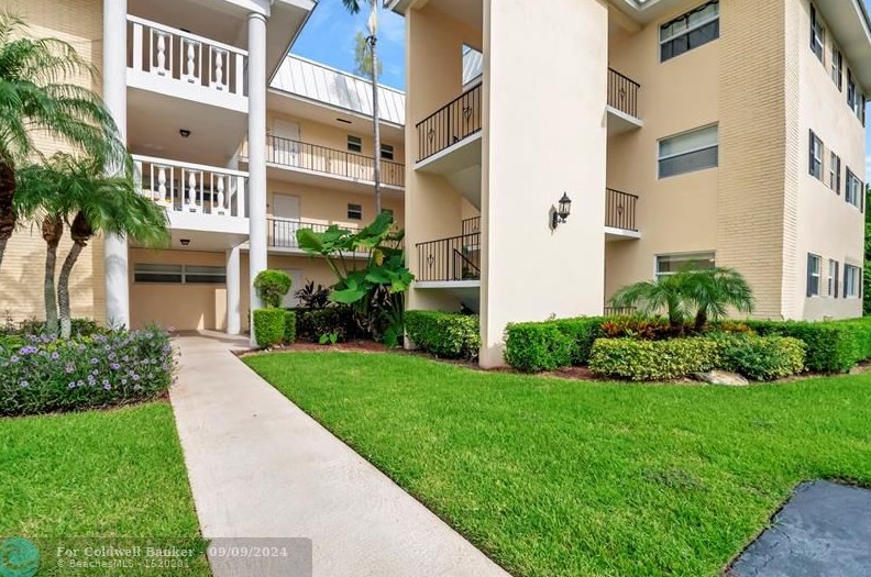 15 Colonial Club Dr #105, Boynton Beach, FL 33435