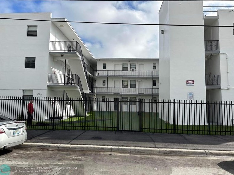 1525 Nw 1st Pl, Miami, FL 33136