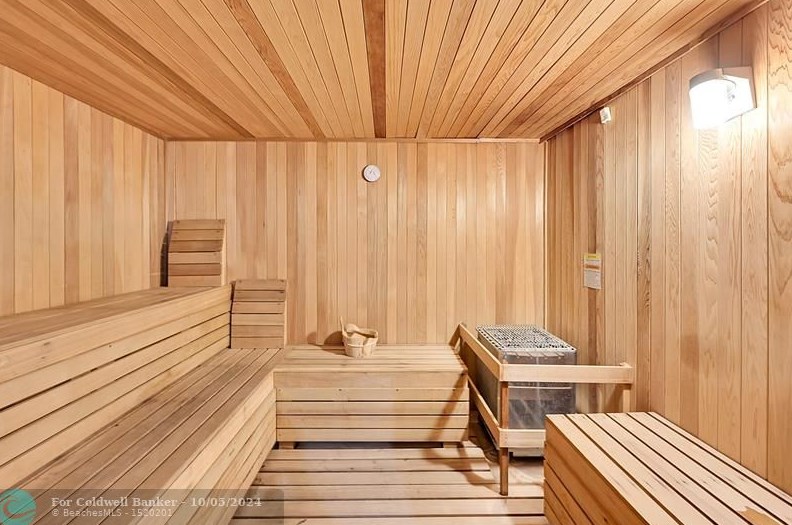 3535 Ocean Dr, Hollywood FL  33019-2898 exterior