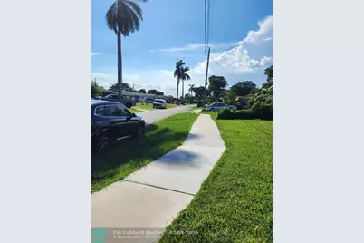 704 SW 4th St, Hallandale Beach, FL 33009 - Photo 32