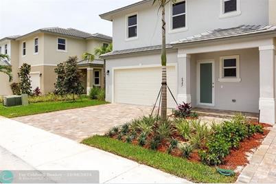 6990  Pines Cir, Coconut Creek, FL 33073 - Photo 1