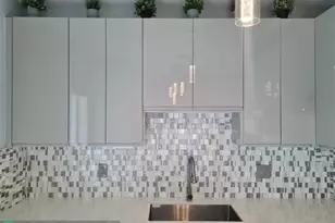 906 NE 3 St, Hallandale Beach, FL 33009 - Photo 2