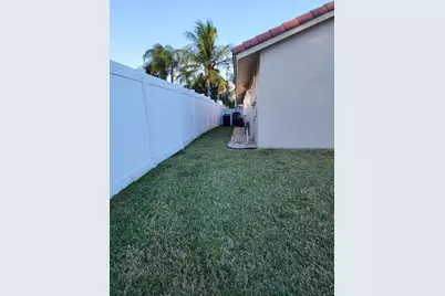 426 SE 3rd Pl, Dania Beach, FL 33004 - Photo 8