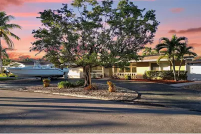 2585 SE 3rd St, Pompano Beach, FL 33062 - Photo 2