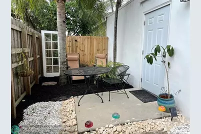 819 SW 9th Ter, Fort Lauderdale, FL 33315 - Photo 4
