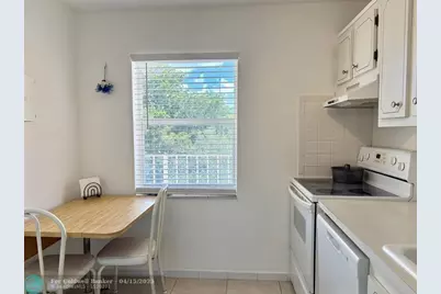 1055  Country Club Dr, Unit #404, Margate, FL 33063 - Photo 6