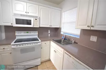 3051  Sunrise Lakes Dr, Unit #311, Sunrise, FL 33322 - Photo 2