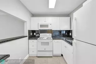 3050 Sunrise Lakes Dr Unit, Sunrise, FL 33322 - Photo 2