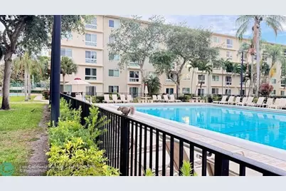 2108 S Cypress Bend Dr, Unit #306, Pompano Beach, FL 33069 - Photo 10