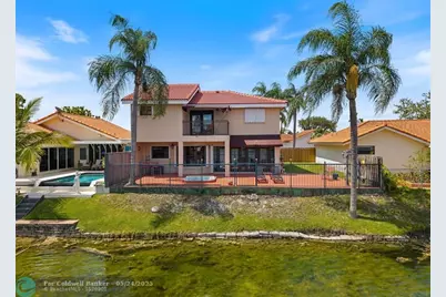 8313 NW 188th Ter, Hialeah, FL 33015 - Photo 8