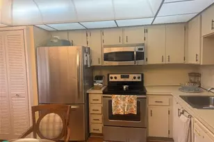 1000 Colony Point Cir, Pembroke Pines, FL 33026 - Photo 2