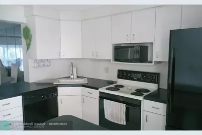 460  Paradise Isle Blvd, Unit #301, Hallandale Beach, FL 33009 - Photo 8