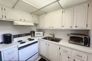 105 Oakridge I Unit, Deerfield Beach, FL 33442 - Photo 10