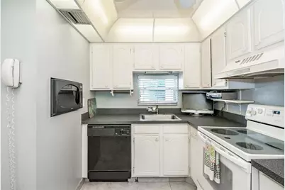 9500 N Hollybrook Lake Dr, Unit #109, Pembroke Pines, FL 33025 - Photo 2