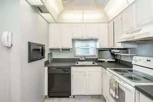 9500 N Hollybrook Lake Dr, Pembroke Pines, FL 33025 - Photo 2