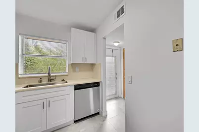 9761  Sunrise Lakes Blvd, Unit #301, Sunrise, FL 33322 - Photo 2