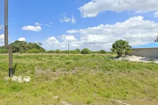 641 Royce Rd, Banyan Village, FL 33935 - Photo 4